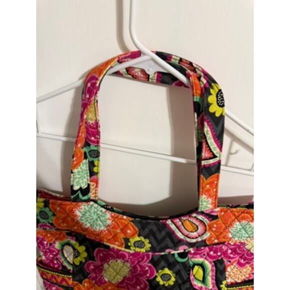 VERA BRADLEY TOGGLE TOTE IN ZIGGY ZINNIA PRINT - RETIRED PRINT - Picture 4 of 5